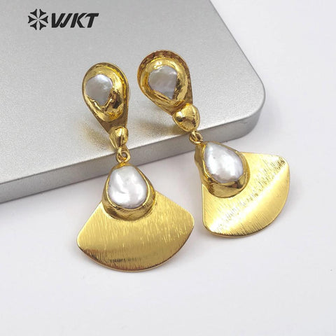 WT-E561 WKT natural pearl with gold round pearl post stud with handmade skirt shape Earrings