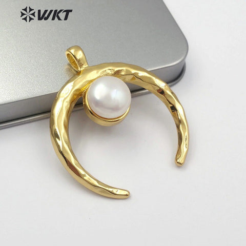 WT-JP107 Crescent Shape White Pearl Horn Pendant With Gold Electroplated